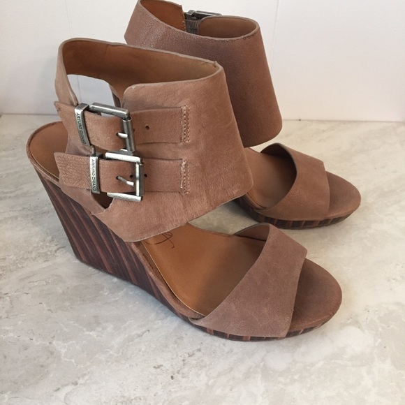 Arturo Chiang Shoes - Arturo Chiang Ankle Cuff Wedge Heels size 6